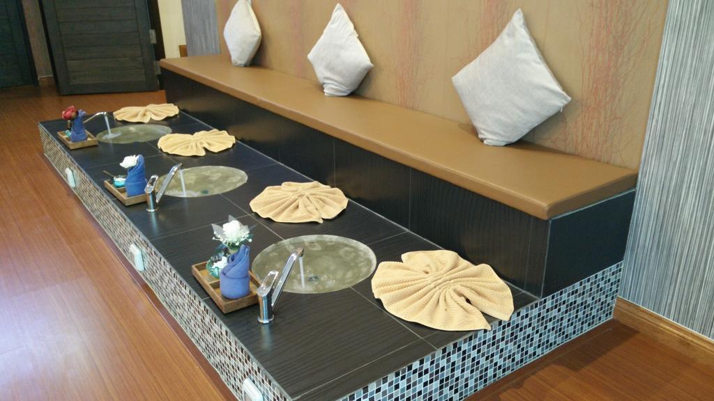 42C The Chic Hotel Nakhon Sawan Esterno foto