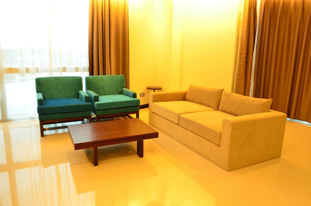 42C The Chic Hotel Nakhon Sawan Esterno foto