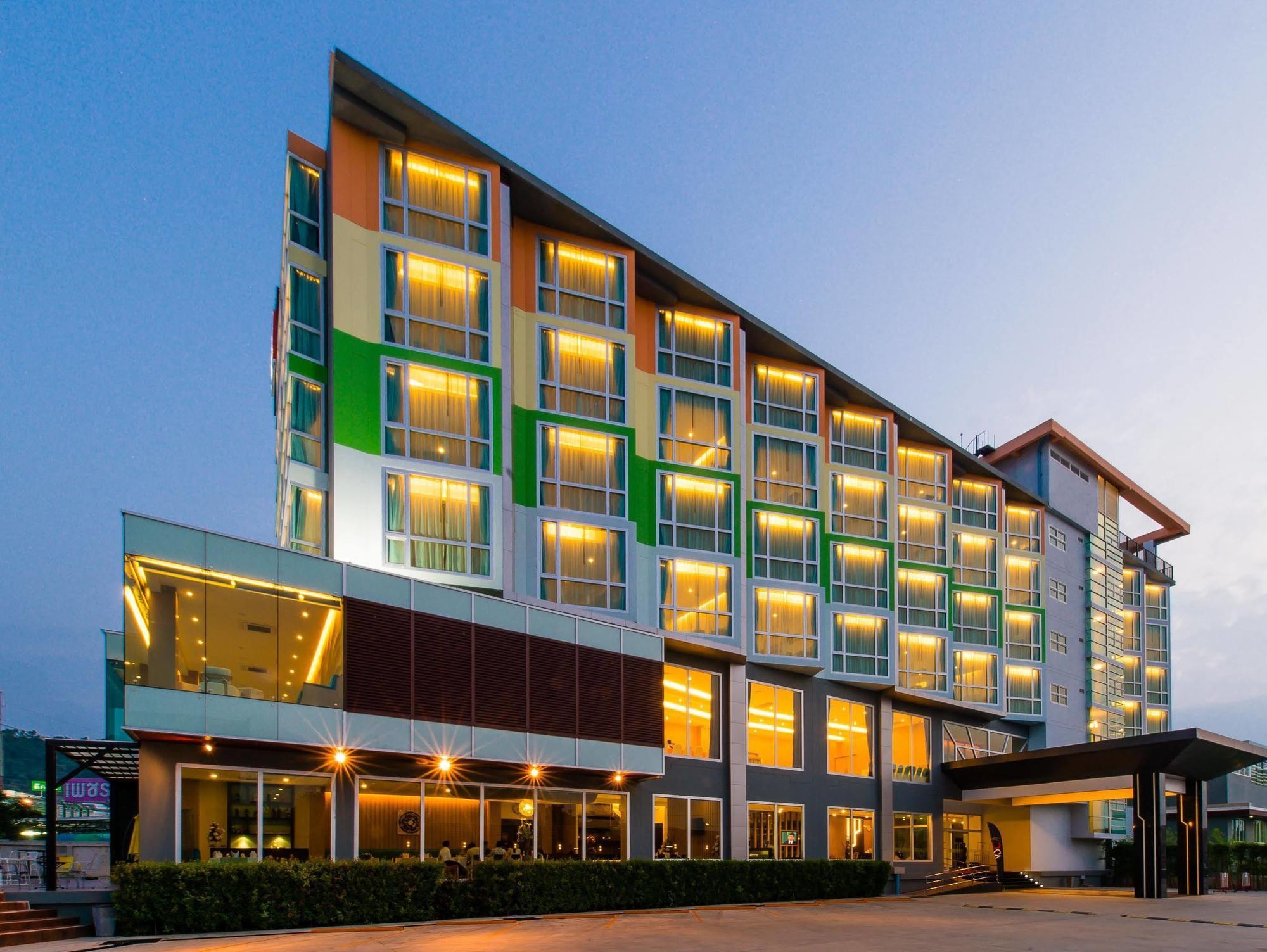 42C The Chic Hotel Nakhon Sawan Esterno foto
