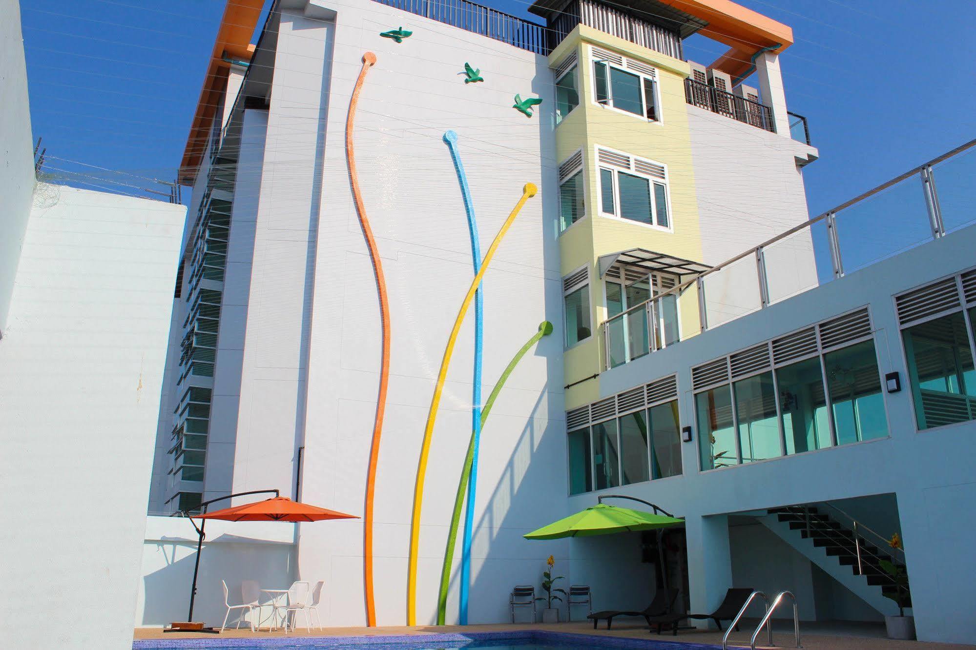42C The Chic Hotel Nakhon Sawan Esterno foto