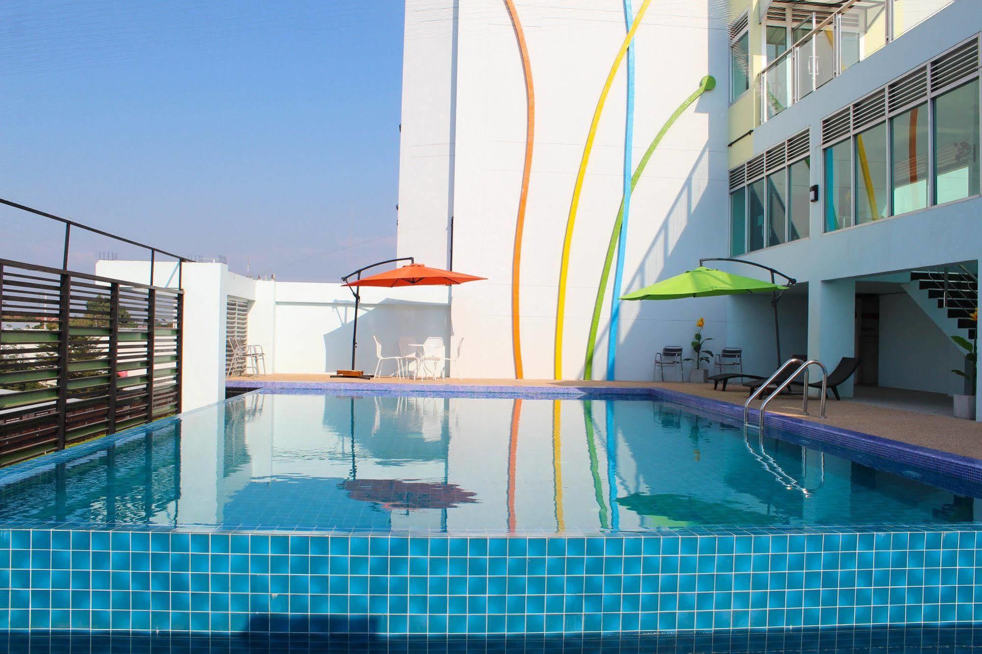 42C The Chic Hotel Nakhon Sawan Esterno foto