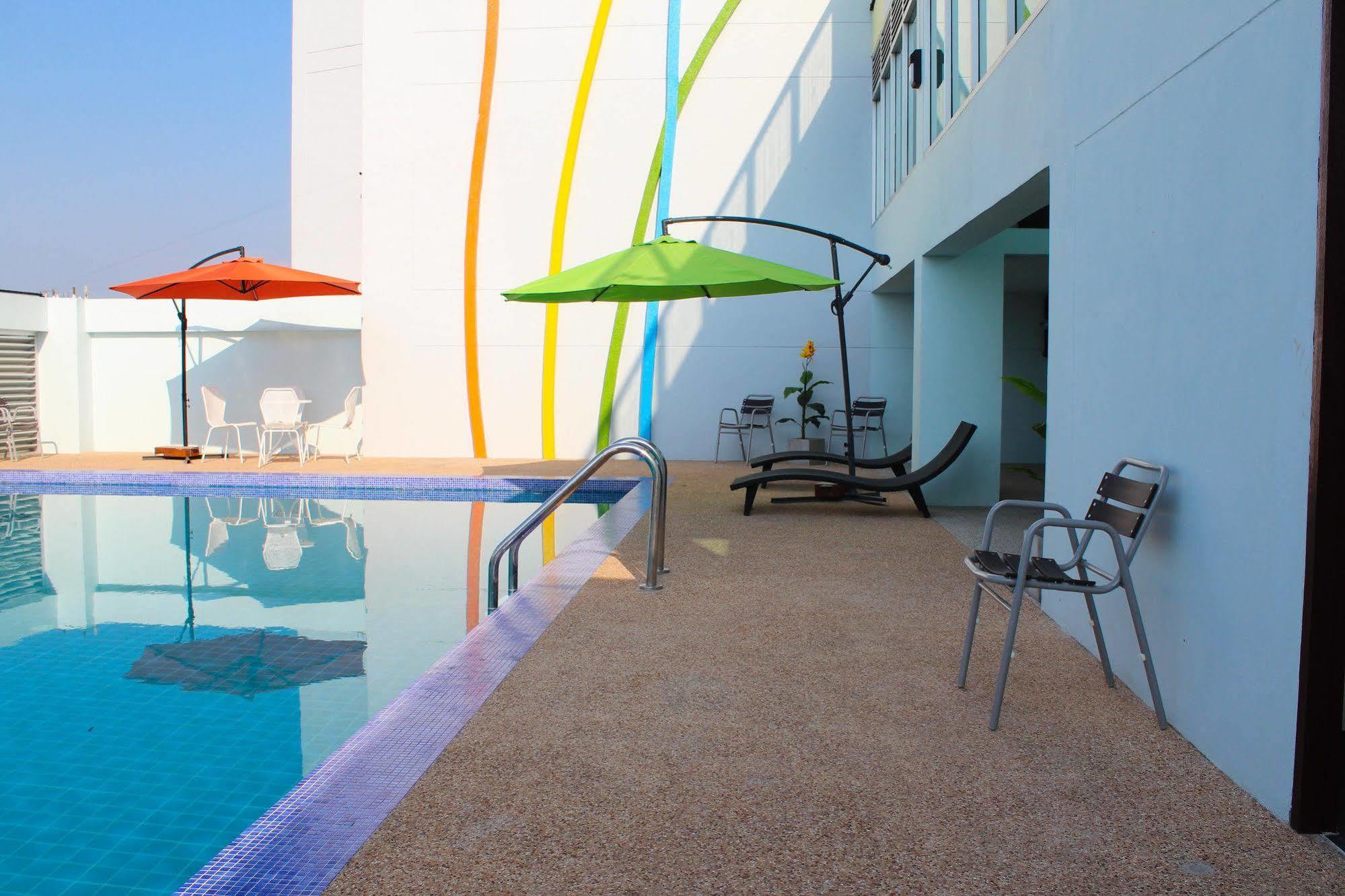 42C The Chic Hotel Nakhon Sawan Esterno foto