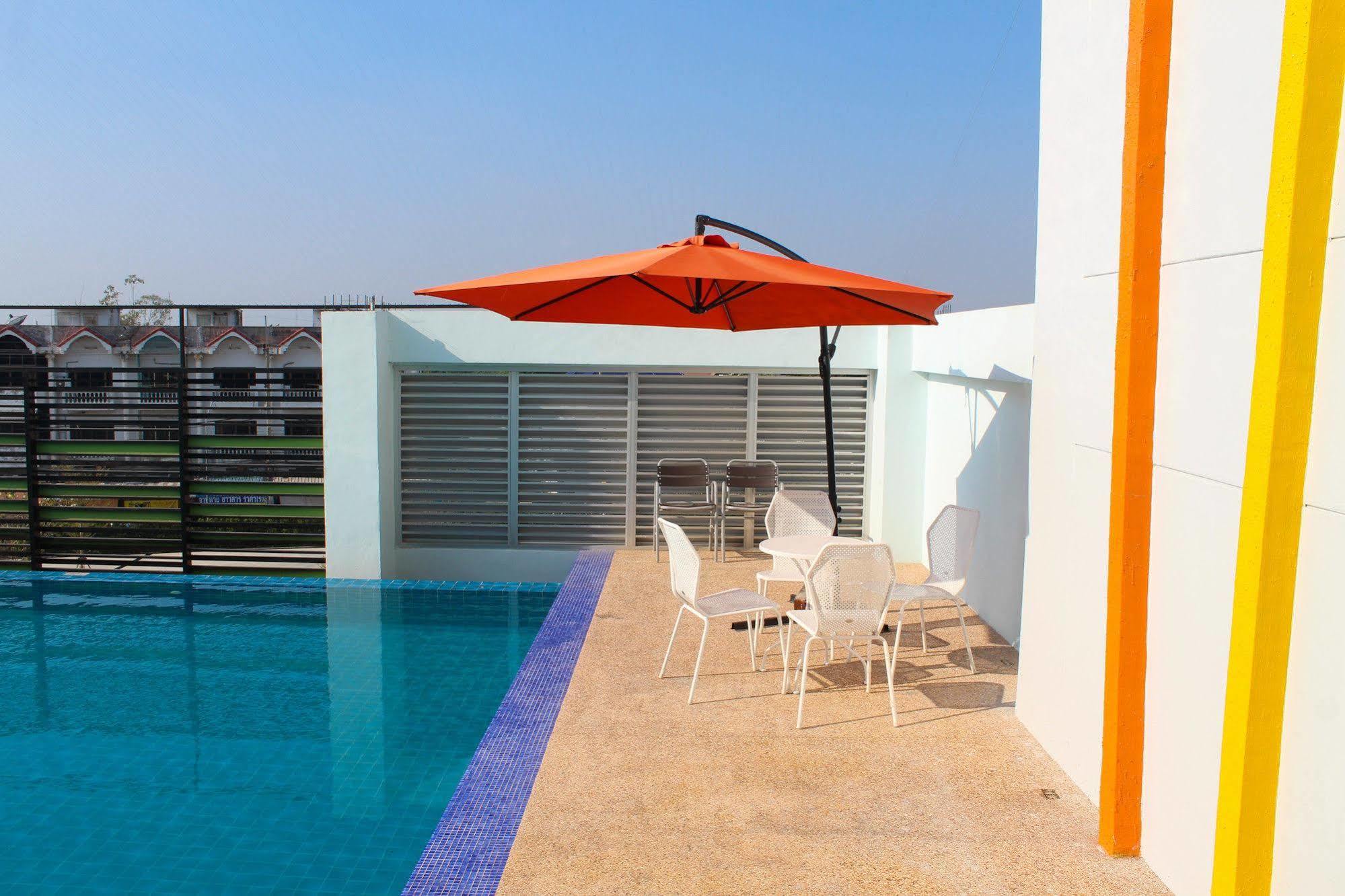42C The Chic Hotel Nakhon Sawan Esterno foto