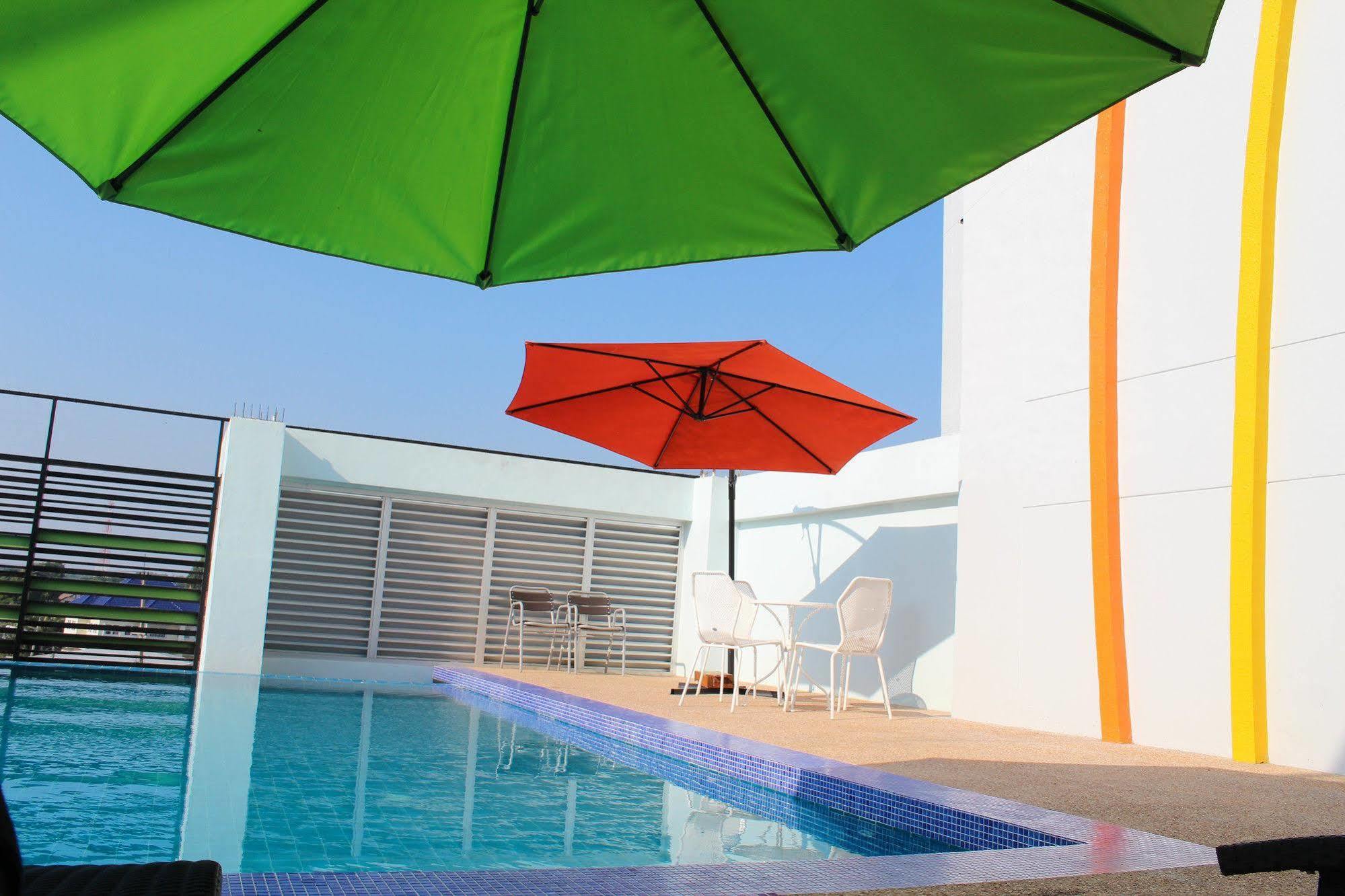 42C The Chic Hotel Nakhon Sawan Esterno foto