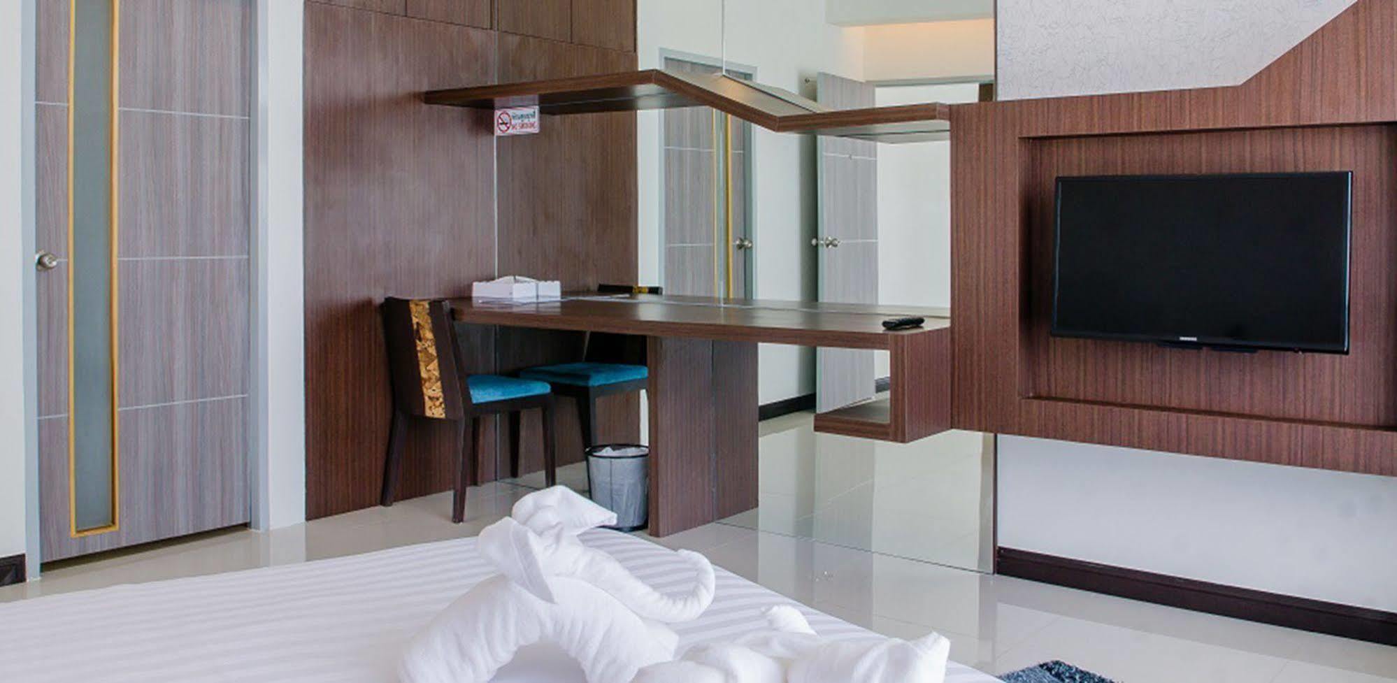 42C The Chic Hotel Nakhon Sawan Esterno foto